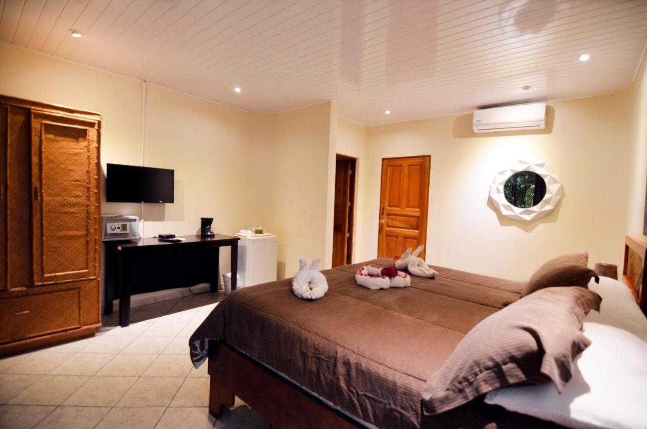 Cocomar Beachfront Hotel Parrita Bagian luar foto