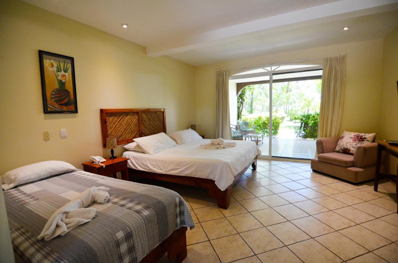 Cocomar Beachfront Hotel Parrita Bagian luar foto